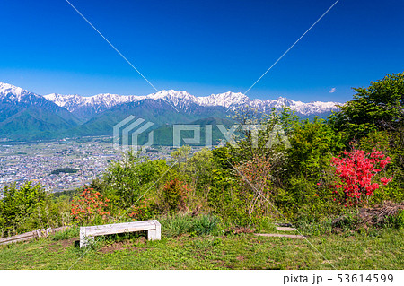 （長野県）鷹狩山展望台からの眺める、安曇野と北アルプス山麓 53614599