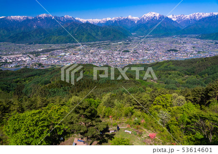 （長野県）鷹狩山展望台からの眺める、安曇野と北アルプス山麓 53614601