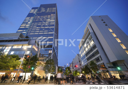 日本の東京都市景観  田町駅東口などを望む（帰宅ラッシュ） 53614871