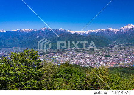 （長野県）鷹狩山展望台からの眺める、安曇野と北アルプス山麓 53614920