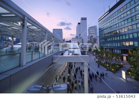 日本の東京都市景観 田町駅などを望む(帰宅ラッシュ) 日本の東京都市景観 田町駅などを望む(帰宅ラッシュ) 53615043
