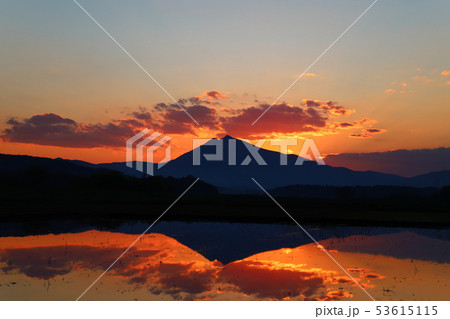 夕日に輝く筑波山 53615115