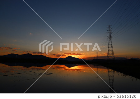 夕日に輝く筑波山 53615120