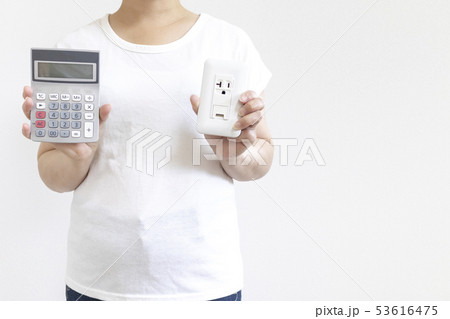 女性と電気代イメージ 53616475