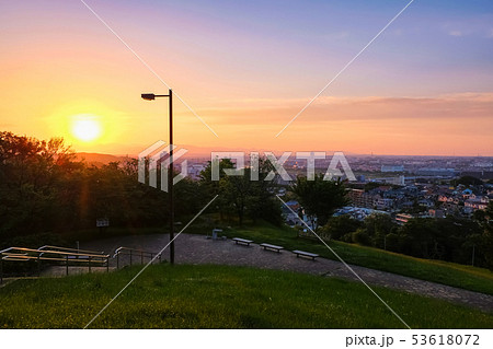 多摩市 都立桜ヶ丘公園 ゆうひの丘 夕景 53618072