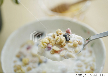 グラノーラ シリアル ヨーグルト 蜂蜜 ハチミツ 朝食 朝食イメージ 牛乳 ミルクの写真素材