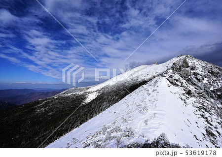 金峰山の稜線と青空 53619178