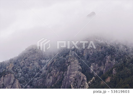 霧がかる瑞牆山 霧がかる瑞牆山 53619603