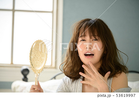 寝癖 女性 ライフスタイル 寝癖 女性 ライフスタイル 53619997