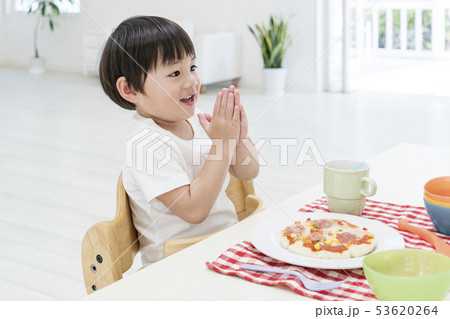いただきますをする男の子 いただきますをする男の子 53620264