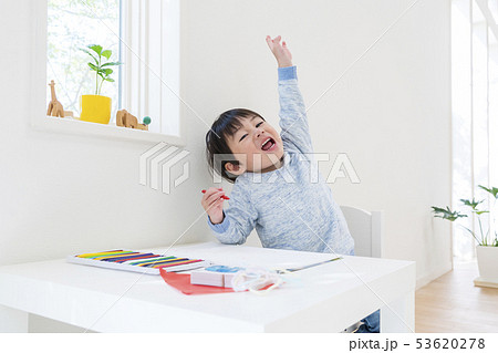 オイルパステルを持って返事をする男の子 オイルパステルを持って返事をする男の子 53620278
