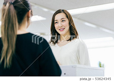 OL 女性 ビジネス 総務 窓口 受付 53624345