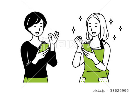 スマホを持ちながら会話をする女性達 53626996