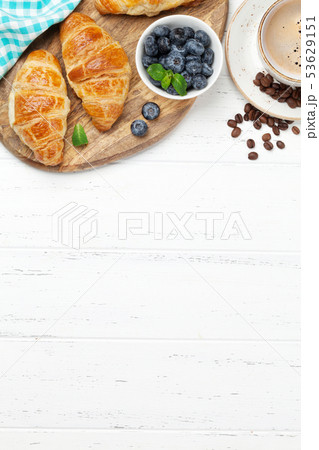 Coffee and croissants breakfast 53629151