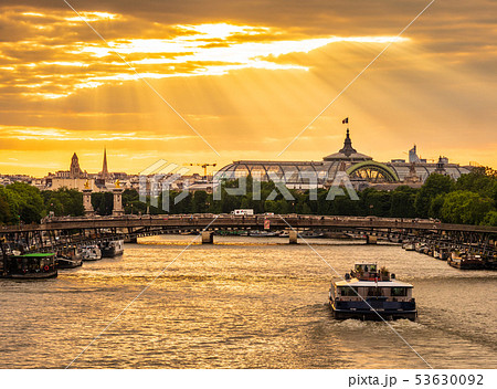 世界遺産　パリのセーヌ河岸　夕景 53630092