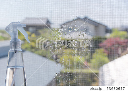 霧吹きと網戸 53630657