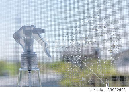 霧吹きと網戸 53630665