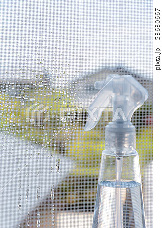 霧吹きと網戸 霧吹きと網戸 53630667