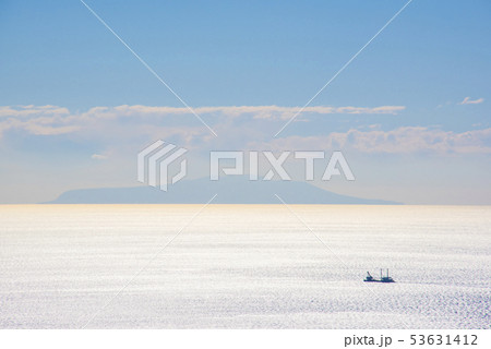 湘南の海に浮かぶ船と伊豆大島 53631412
