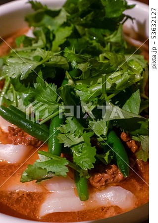 東京都港区芝 西安刀削麺酒楼 麻辣刀削麺 香菜 唐辛子 花椒 中国料理 アップ 縦 53632127