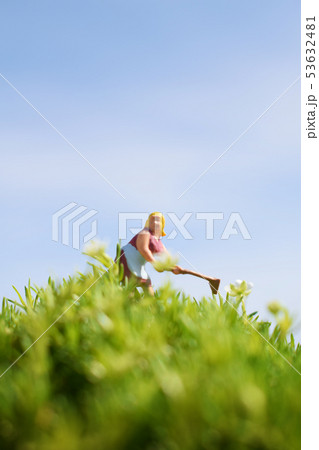 フィギュア　丘の上の働く人農婦 53632481