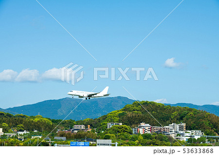 福岡空港に着陸するジェット機【福岡県】 53633868