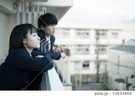 高校生　ベランダ　カップル 53633869