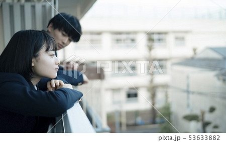 高校生　ベランダ　カップル 53633882