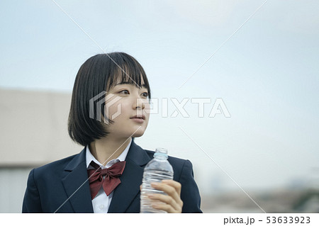 高校生　屋上　水分補給 53633923