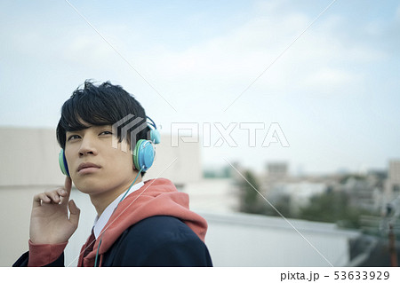 ヘッドホン guy 高校生 屋上 ヘッドホンの写真素材 [53633929] - PIXTA