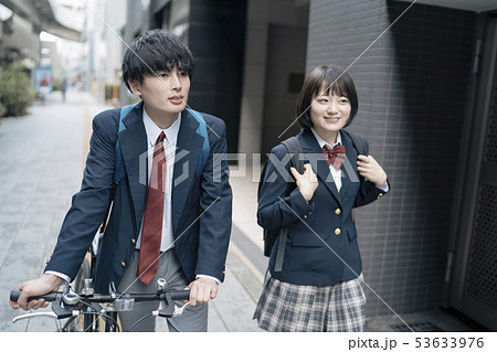 高校生 通学路 カップル 高校生 通学路 カップル 53633976