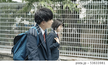 高校生　通学路　カップル 53633981