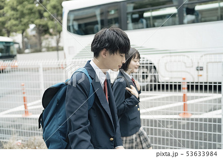 高校生　通学路　カップル 53633984