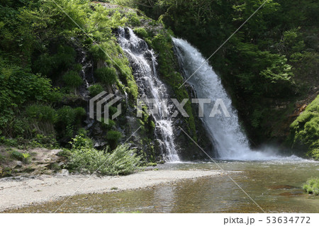 春の銀山温泉、白銀の滝 53634772