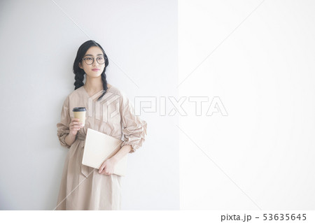 若い女性・コーヒーブレイク 若い女性・コーヒーブレイク 53635645