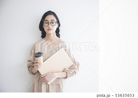 若い女性・コーヒーブレイク 53635653