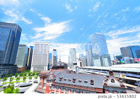 東京駅とビル群と青空　都会と青空 53635802
