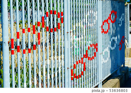 フェンスにメガネ 53636803