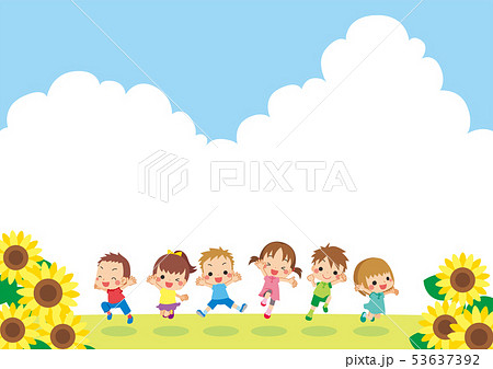 青空の下で元気に飛び跳ねる子どもたち 横 のイラスト素材
