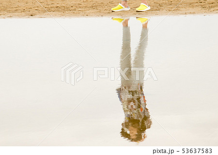 日本のウユニ湖、香川県父母ヶ浜の水鏡で遊ぶ 53637583