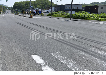 交通事故イメージ（ブレーキ痕） 53640494