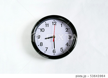 白い壁に掛かった8時30分の時計 53643964