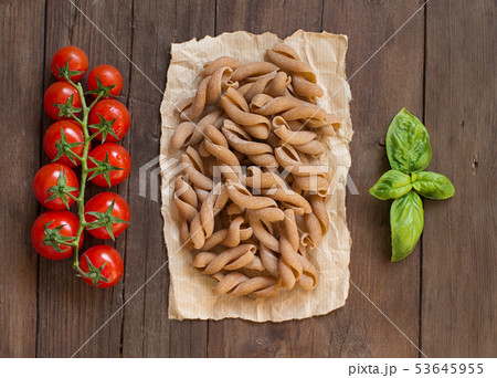 Whole wheat pasta, tomatoes and basil 53645955