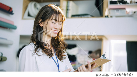 クリエイティブオフィス ビジネスウーマン 撮影協力:Studio Roaster クリエイティブオフィス ビジネスウーマン 撮影協力:Studio Roaster 53646437