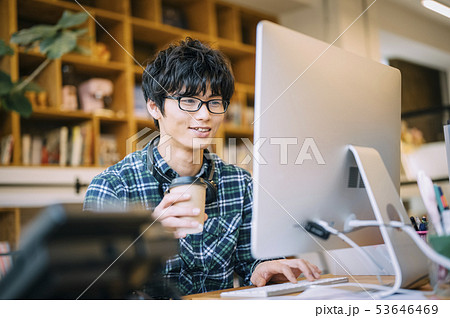 クリエイティブオフィス　ビジネスマン　撮影協力：Studio Roaster 53646469
