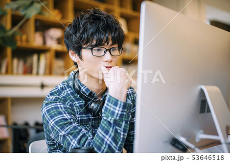 クリエイティブオフィス　ビジネスマン　撮影協力：Studio Roaster 53646518
