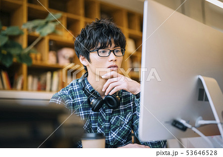 クリエイティブオフィス　ビジネスマン　撮影協力：Studio Roaster 53646528