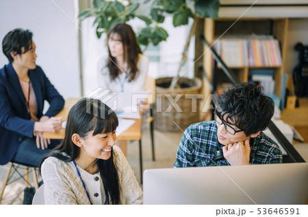 クリエイティブオフィス　ミーティング　撮影協力：Studio Roaster 53646591