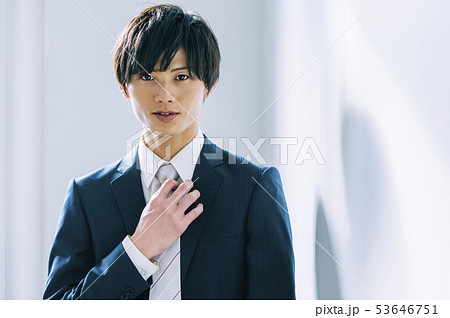 ビジネスマン　ポートレート 53646751
