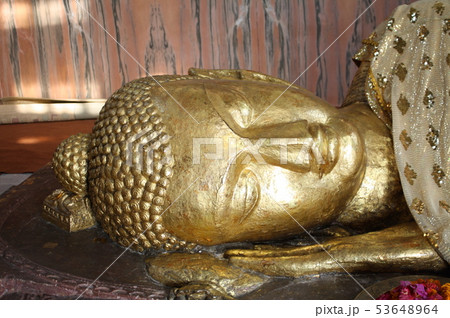 インド、ブッダが入滅したクシナガルの涅槃像(2)の写真素材 [53648964